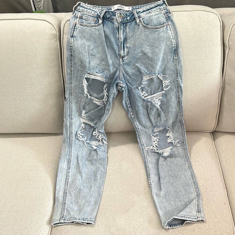 Hollister Curvy High Rise Mom Jean - Distressed